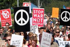 „Amit Robert de Niro mondott!!!” – Helsinkiben tiltakoztak Trump és Putyin ellen