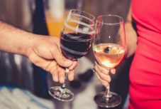 Kiderült: a mértékletes alkoholfogyasztással tovább élhetünk