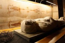 Mégsem Krisztus testét takarta a torinói lepel