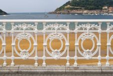 Kisorsolják a San Sebastián-i tengerparti sétány százéves korlátjának darabjait