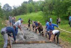 Kezükbe vették a közútépítést egy Máramaros megyei falu lakói