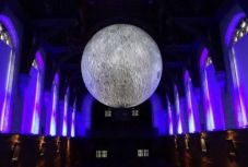 Elveszett a postán egy hét méteres Hold-installáció