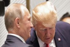 Továbbra is magyarázkodik Trump a Putyin-találkozó miatt