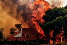 FRISSÍTVE – Már több mint 50-en haltak meg a görögországi futótüzek miatt