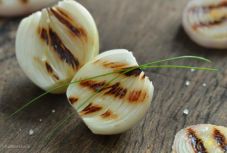 Tisztítsa hagymával a grillrácsot