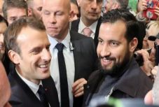 A franciák többségét sokkolta Macron volt biztonsági főnökének erőszakossága