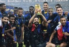 Világbajnok focistához megy feleségül 51 évesen Pamela Anderson