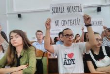 Vegyes iskola kapja a magyar iskoláknak szánt pénzt Nagyváradon