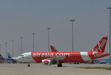 Nem hittek a szemüknek az AirAsia légi kísérői, hogy mit hagytak a mosdóban
