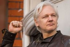 Kiadnák a WikiLeaks alapítóját Nagy-Britanniának?