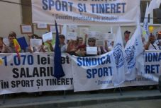 Bérezésük miatt tüntettek az ifjúsági és spotminisztérium alkalmazottjai 