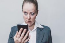 Önt is félrevezetik a Facebookon? Így tennének ez ellen brit politikusok