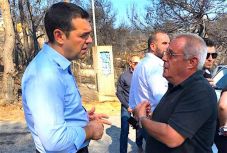 Az erdőtűz túlélőivel találkozott a görög miniszterelnök