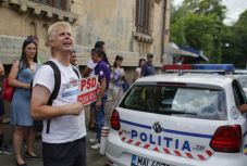 Szimpátiatüntetés a PSD-t sértő rendszámtáblás férfi mellett