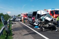 Román autó ütközött román kisbusszal Ausztriában, rengeteg a sérült