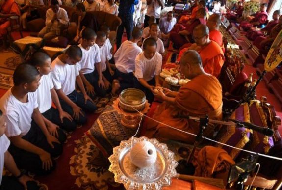 Thaiföld: elhagyták a kolostort a barlangból kimentett gyerekek