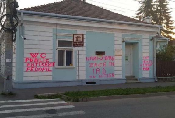 Eltávolították az Elie Wiesel szülőházára mázolt antiszemita falfirkákat