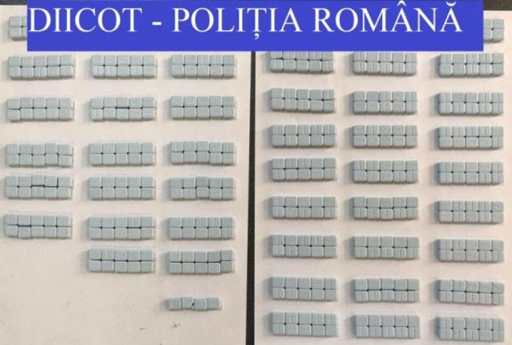 504 darab ecstasy tablettát tartalmazó postai küldeményt akart átvenni, elkapták