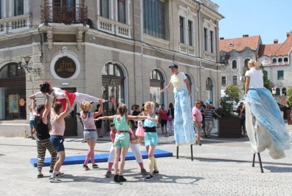 Utcai parádé gólyalábon – elkezdődött a KaravanAct utazó színházi fesztivál