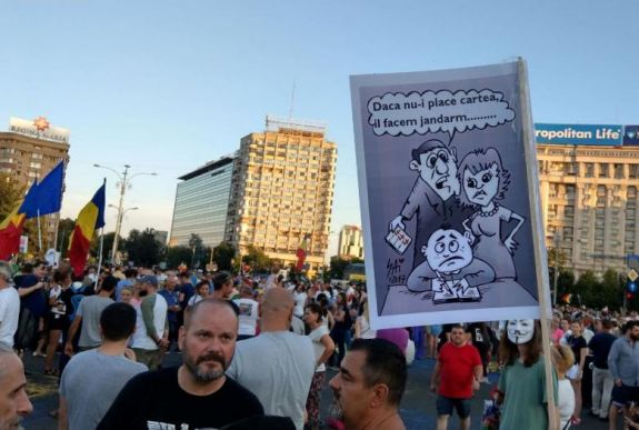 FRISSÍTVE - Tízezren tüntettek vasárnap este a kormány ellen Bukarestben