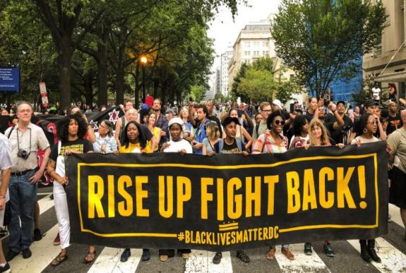 Két tucat fehér fajvédő, több ezer ellentüntető vonult fel Washingtonban