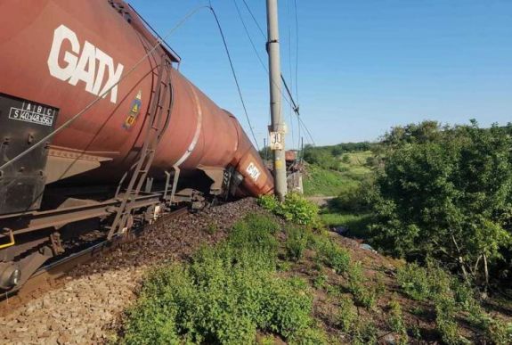 Átlagban két órát késnek a vonatok a vasárnap Craiova közelében történt baleset miatt