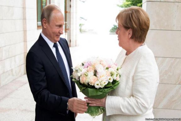 Merkel: állandó párbeszédet kell folytatni Oroszországgal