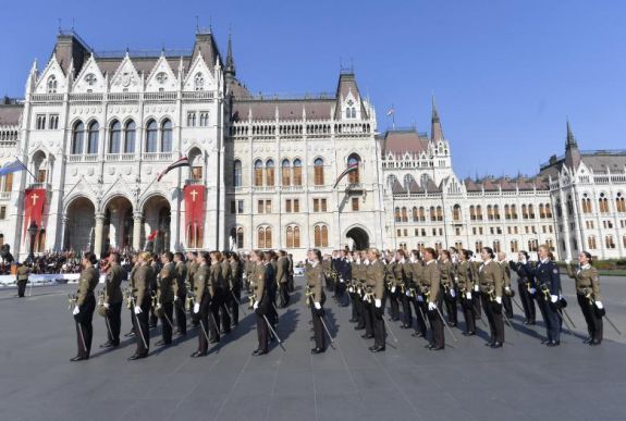 Augusztus 20.: felvonták a nemzeti lobogót az Országház előtt