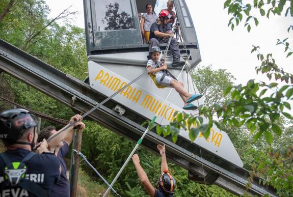 A dévai vár felvonójában rekedt 19 turista