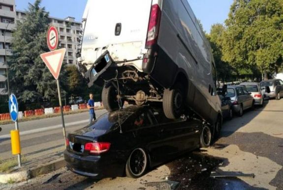 „Beparkolta” BMW-jét egy kisteherautó alá
