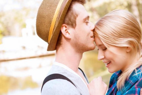 Hat ok miatt csókolja meg mindennap szerelme homlokát