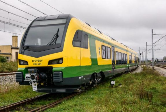 Szerdától használhatják az utasok az új generációs villamos motorvonatot Magyarországon
