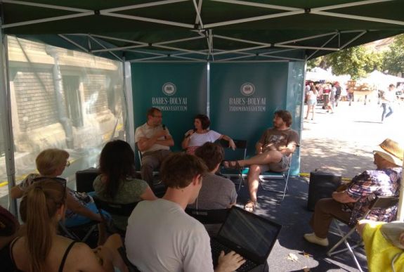 Az erdélyi magyar újságíró a barátnőjéről is leszáll, ha hírt kell írni