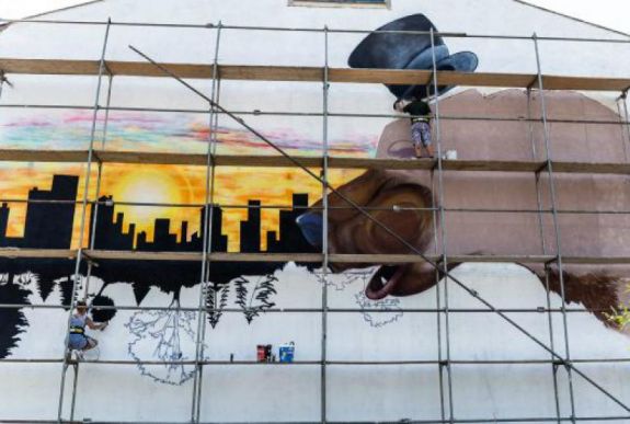 Megunta a marosvásárhelyi szürkeséget, köztéri alkotásokkal színesít a 3G Színház