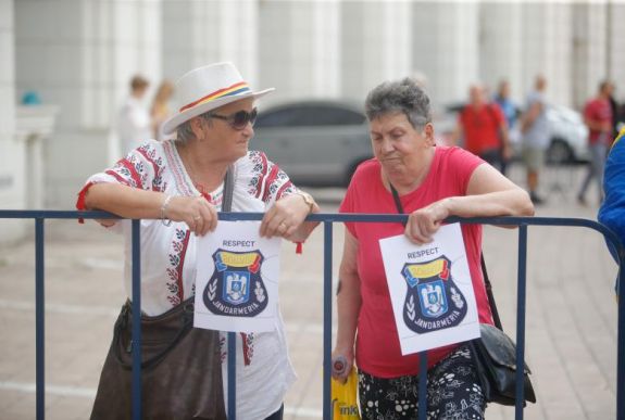 „Éljen a csendőrség!” – néhány személy tüntetett az egyenruhások mellett