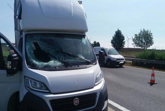 Elszabadult pótkerék ölte meg a furgonban ülő magyar lányt