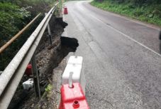 Beszakadt az útburkolat Brassó megyében