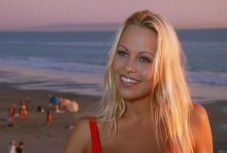 A piros fürdőruhás Pamela Anderson visszatér a képernyőkre