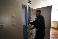 Pénteken japánsztrájkot hirdetnek a börtönőrök