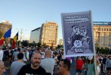 FRISSÍTVE - Tízezren tüntettek vasárnap este a kormány ellen Bukarestben