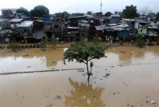 Közel négyszázezren váltak földönfutóvá a Fülöp-szigeteken