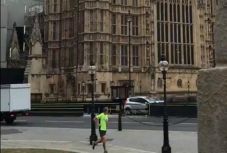 A biztonsági kordonokba hajtott egy autó a londoni parlamentnél