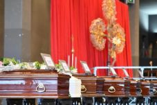 Hatalmas tömeg vett részt a genovai hídomlás áldozatainak temetésén