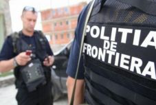 Egy kisbusz hátsó ülése alá rejtve próbáltak átcsempészni egy gyermeket