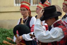 Magasba lendültek az okostelefonok: néptáncosok vonultak fel Kolozsváron