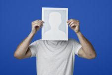 A Facebook és a Twitter több száz hamis fiókot távolított el 