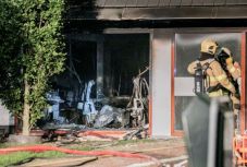 Gázpalackokkal megpakolt autóval hajtottak bele a városháza épületébe egy holland városban