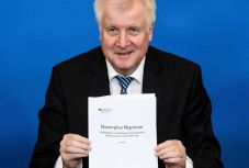 Seehofer: a vallásokban benne rejtőznek a könyörtelenség és az intolerancia tendenciái