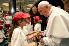 A pápa is szégyelli az egyház tétlenségét