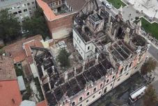 Belülről is próbálkoztak a püspöki palota oltásával